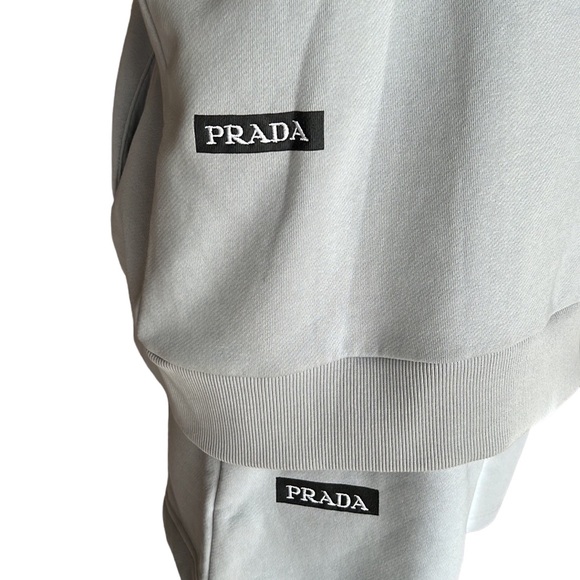 📍SALE📍〰️Prada〰️ logo-patch sleeveless women’s hooded jacket and shorts 🔥 - Picture 5 of 9